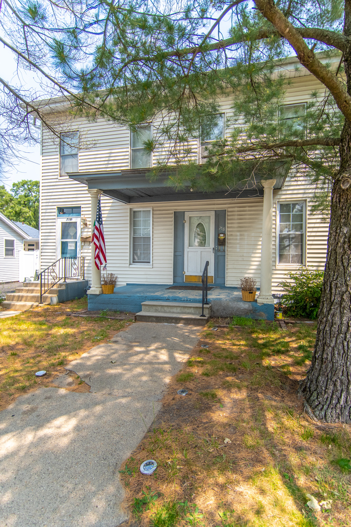 718 West Jackson Street Ottawa, IL 61350 - Photo 3 of 25 a view of a house with a ocean view