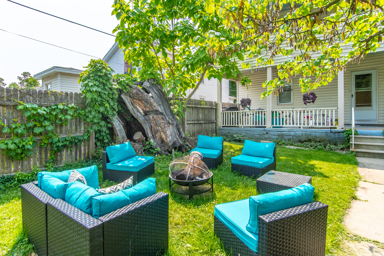718 West Jackson Street Ottawa, IL 61350 - Photo 4 of 25 a view of an house with backyard and furniture