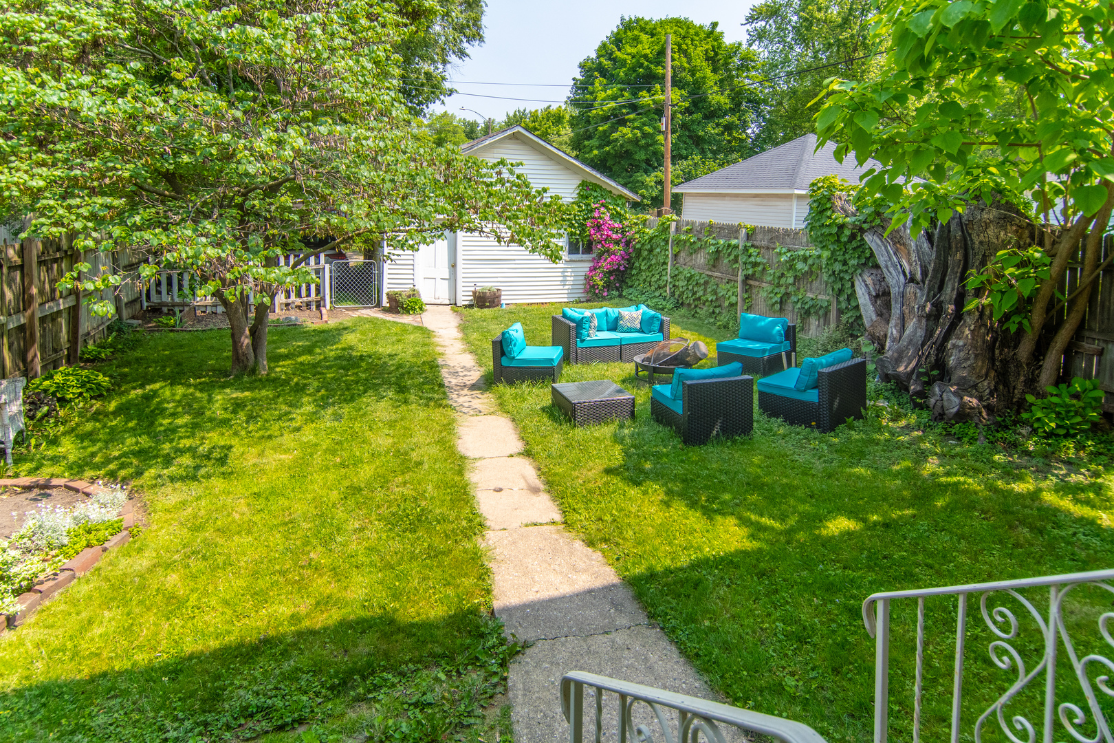 718 West Jackson Street Ottawa, IL 61350 - Photo 7 of 25 a view of backyard with table and chairs and a large tree