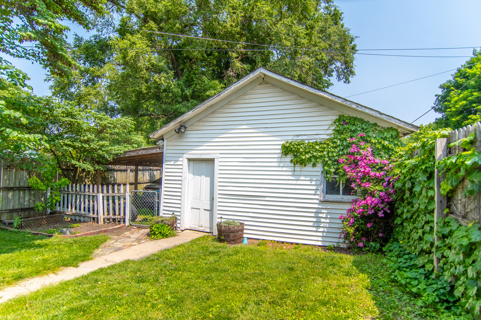 718 West Jackson Street Ottawa, IL 61350 - Photo 8 of 25 a front view of house with yard