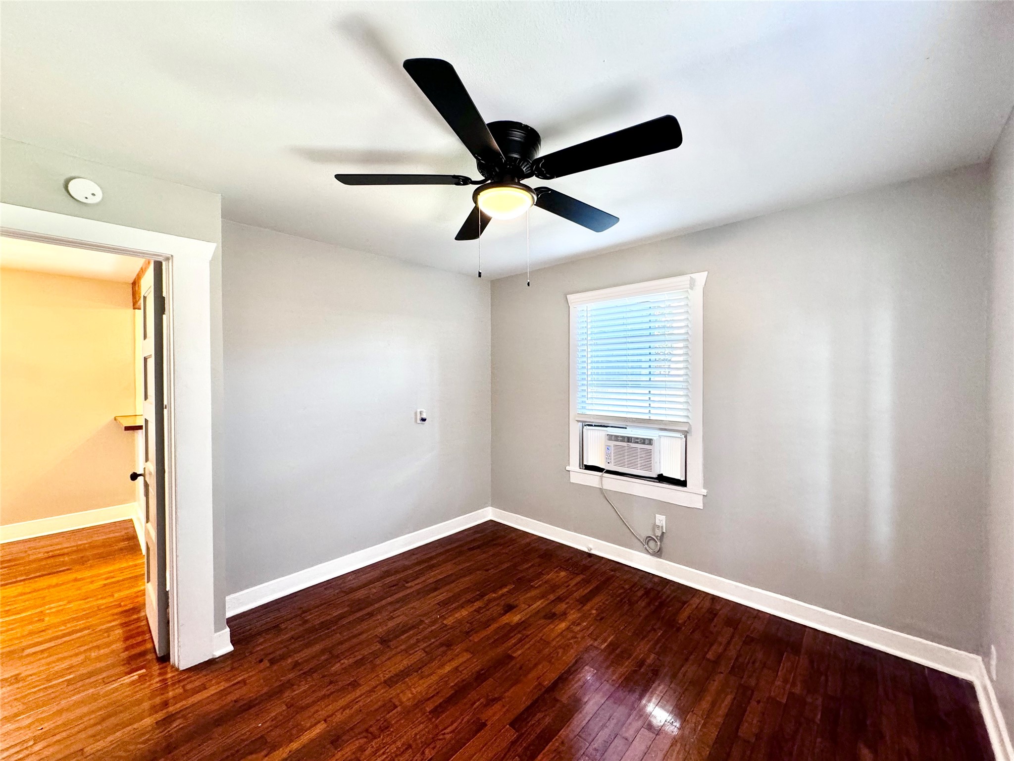 1018 Dunbar Street Houston, TX 77009 - Photo 24 of 30 Back bedroom is a little more cozy but still light and bright ...