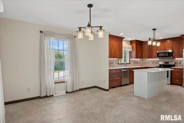 $399,000 | 806 Phillips Ferry Road, Bluffs, IL 62621