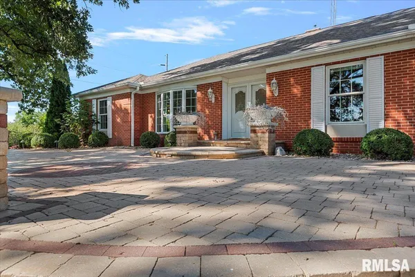 $399,000 | 806 Phillips Ferry Road, Bluffs, IL 62621