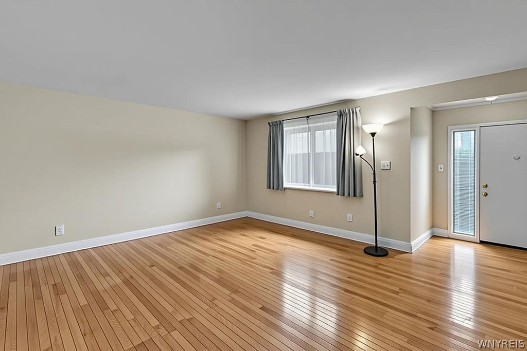 1202 Charlesgate Circle Amherst, NY 14051 - Photo 13 of 35 Living Room