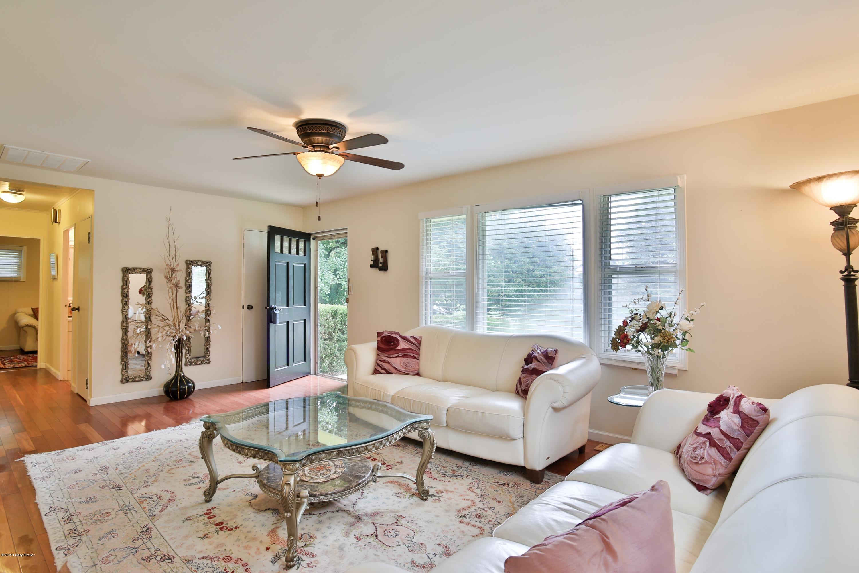 9309 Hunter Road Louisville, KY 40242 - Photo 1 of 16 Living room