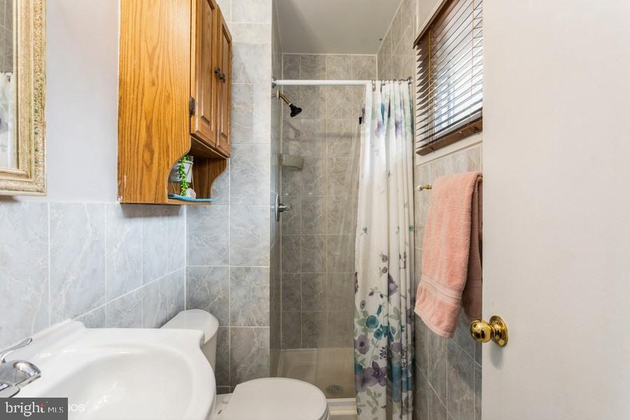 11408 Rambling Road Gaithersburg, MD 20879 - Photo 50 of 58 Bathroom 4 Main level