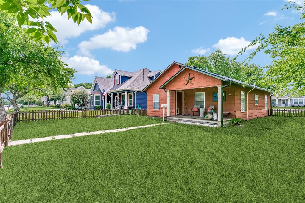 612 East Wall Street Grapevine, TX 76051 - Photo 1 of 33