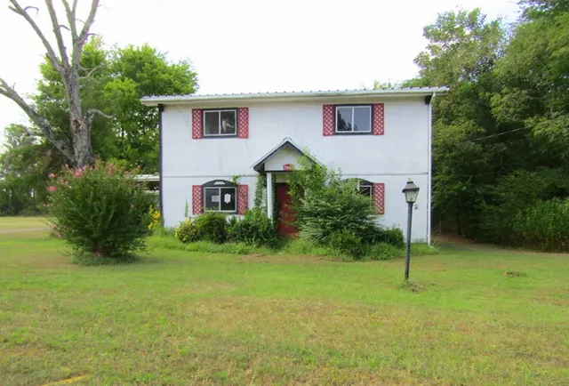 a view of a house with backyard and garden