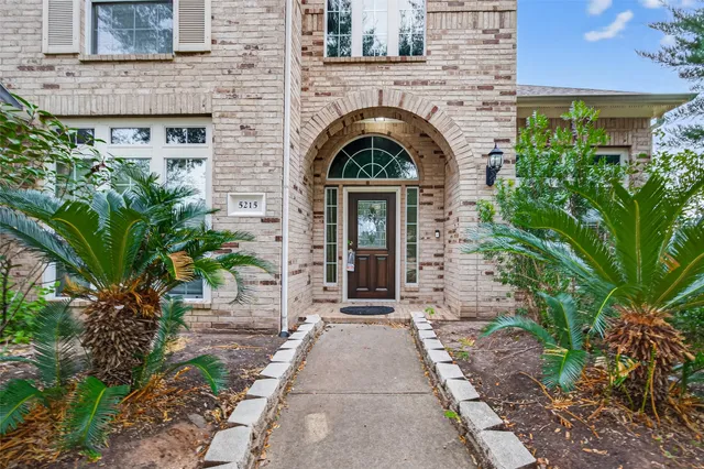 $3,200 | 5215 Field Briar Lane, Sugar Land, TX 77479