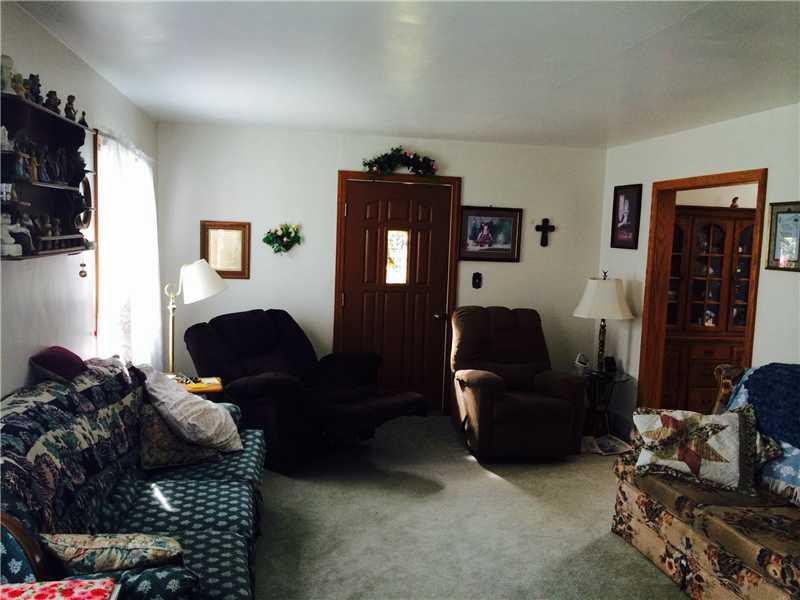 301 Aiken Road New Castle, PA 16101 - Photo 5 of 11 Living Room.