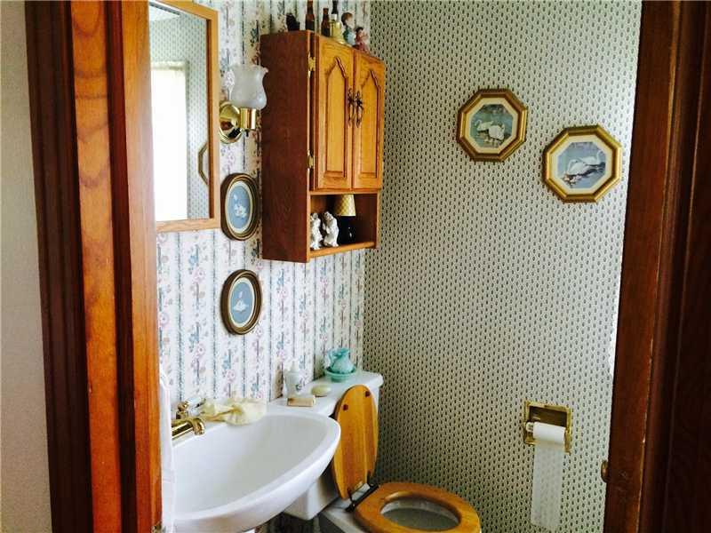 301 Aiken Road New Castle, PA 16101 - Photo 10 of 11 Full Bath.