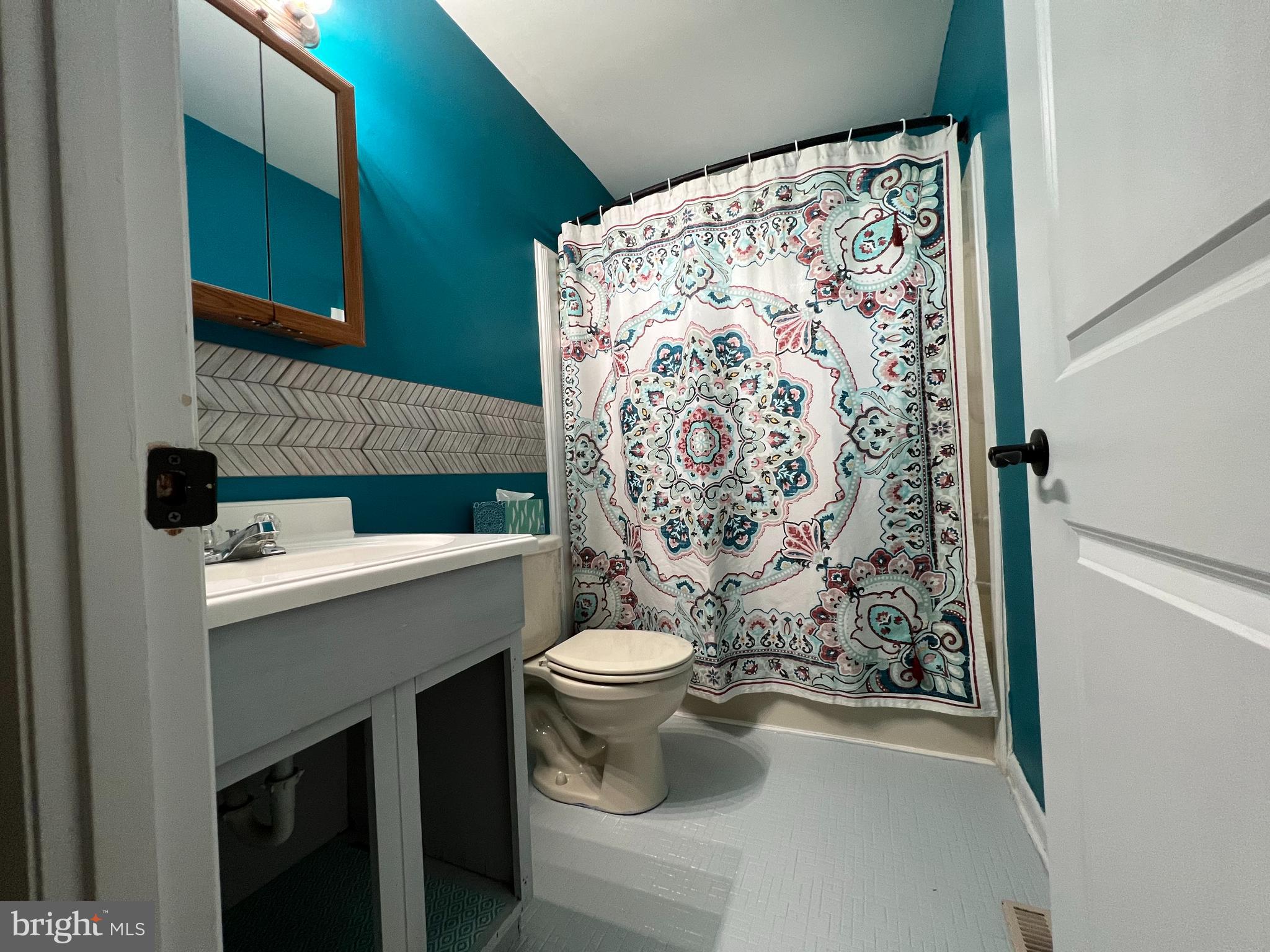 30 Louise Court Rising Sun, MD 21911 - Photo 25 of 33 Upper level main bathroom with new tile flooring