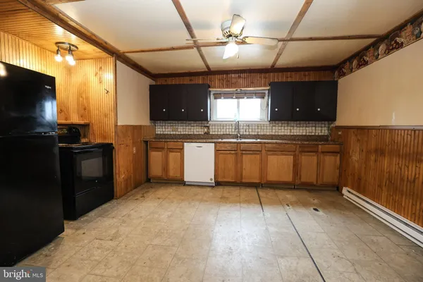 a view of a livingroom with a ceiling fan and carpet