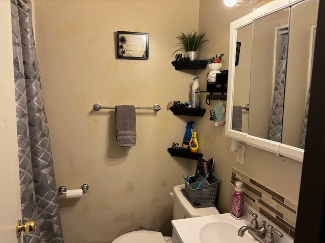 815 North 2nd Street Rochelle, IL 61068 - Photo 18 of 52 a bathroom with a toilet and a mirror