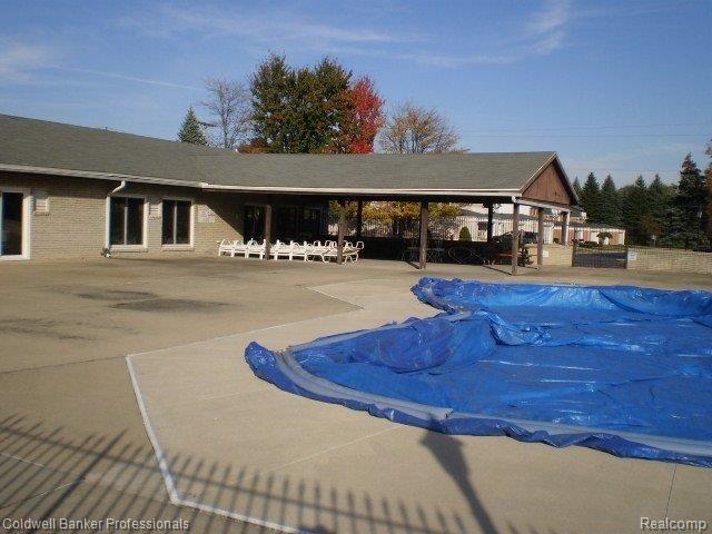 101 Stratford Lane, Unit 85 Rochester, MI 48309 - Photo 24 of 25 Outdoor Pool