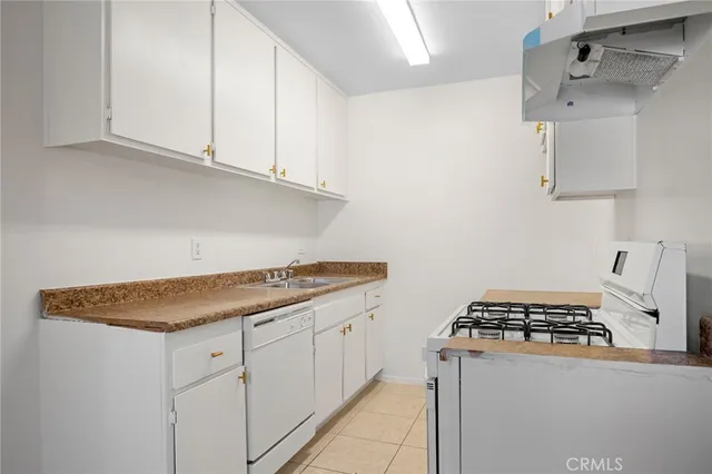 $1,900 | 1111 East Lexington Drive, Unit 203, Glendale, CA 91206