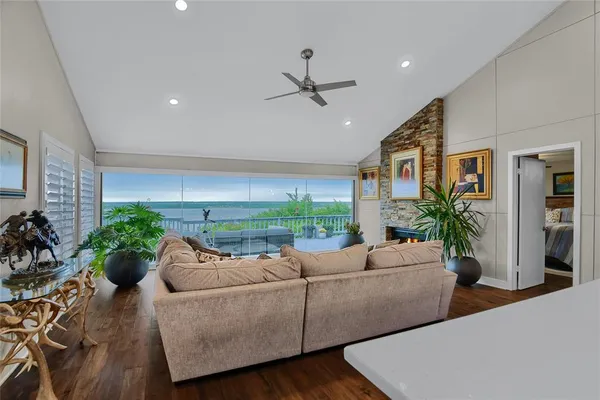 $969,999 | 218 Island View Drive, Pottsboro, TX 75076