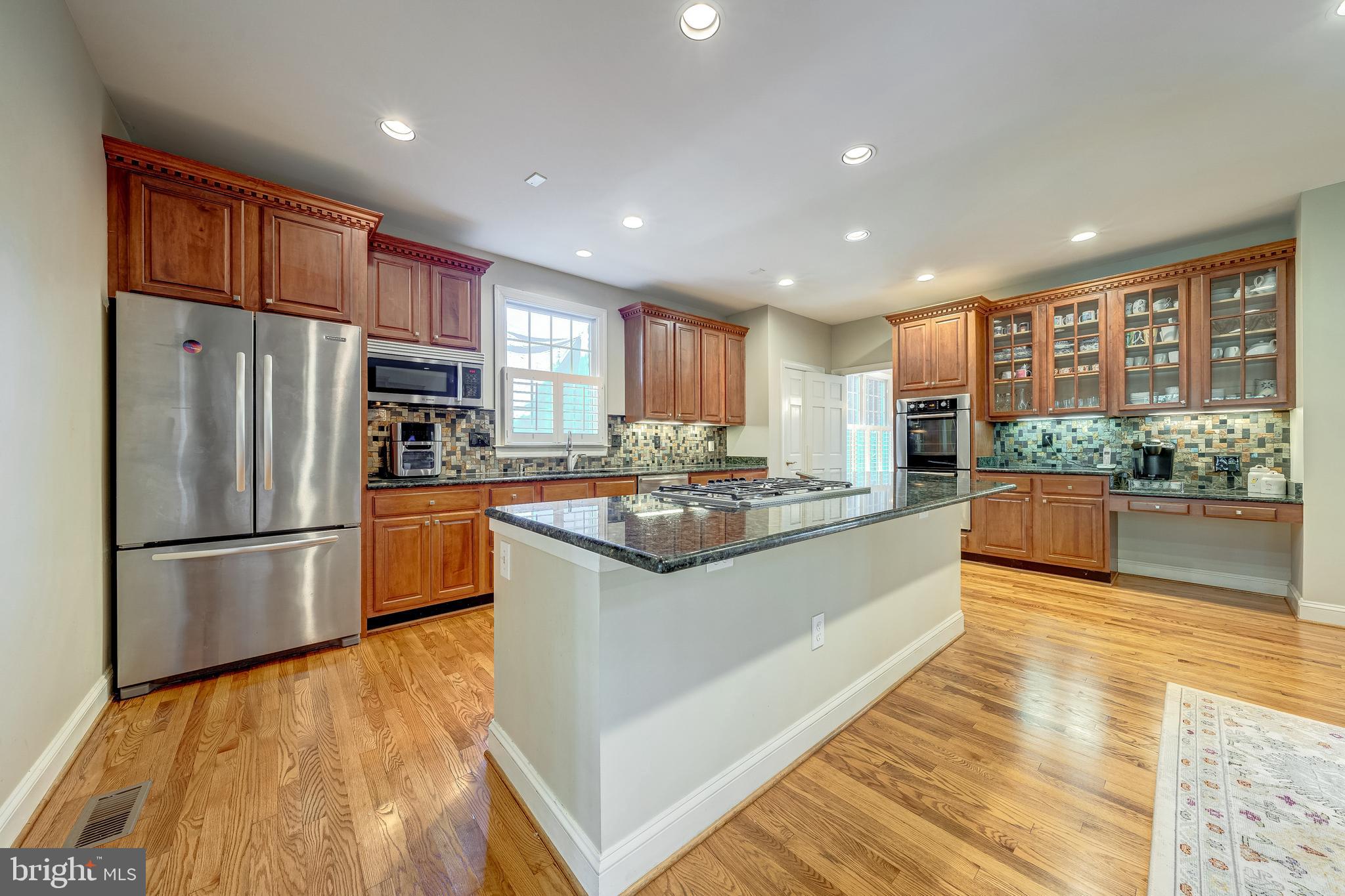 1854 Valley Wood Road McLean, VA 22101 - Photo 21 of 70 CIRCULAR WORK AREA FOR MULTIPLE COOKS