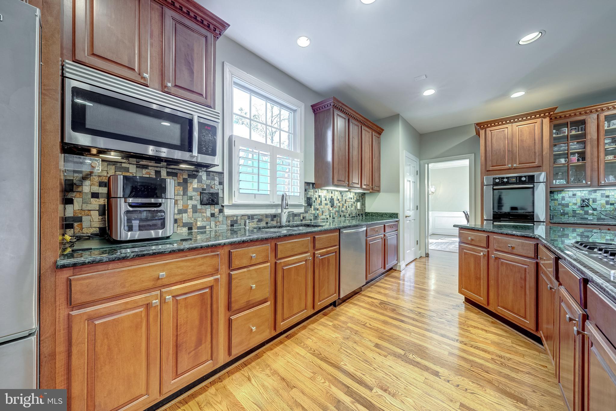 1854 Valley Wood Road McLean, VA 22101 - Photo 23 of 70 BOSCH BUILT-IN MICROWAVE