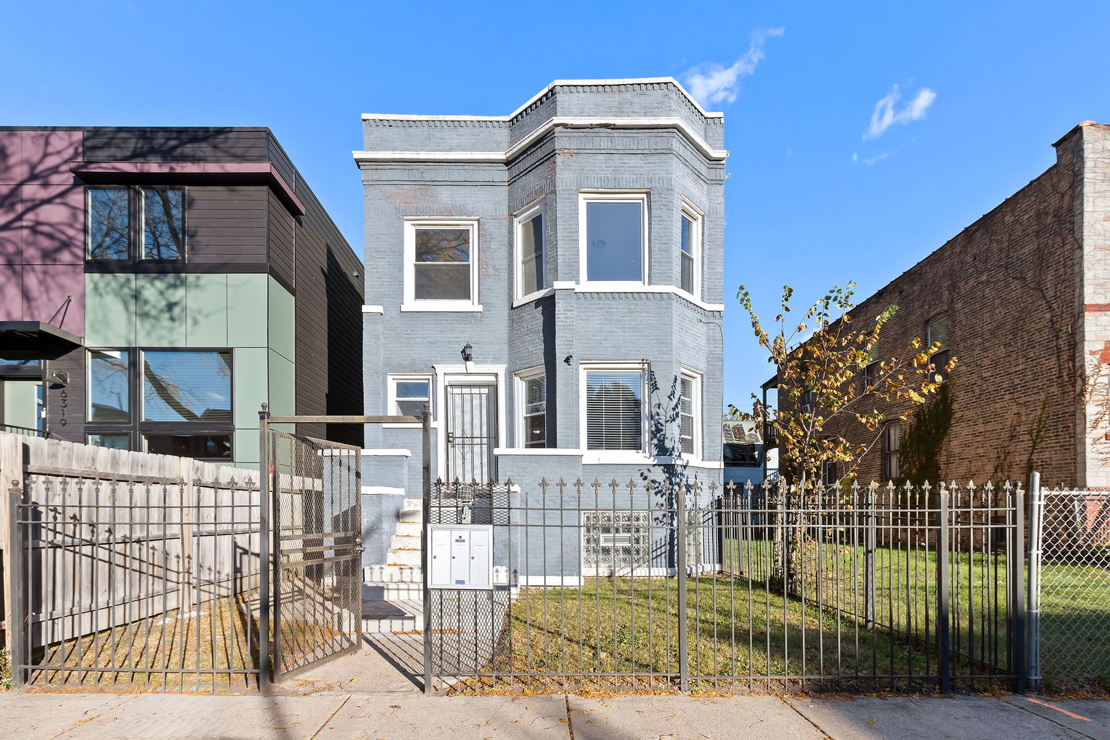 6321 South Champlain Avenue Chicago, IL 60637 - Photo 2 of 14 a front view of a house with a garden