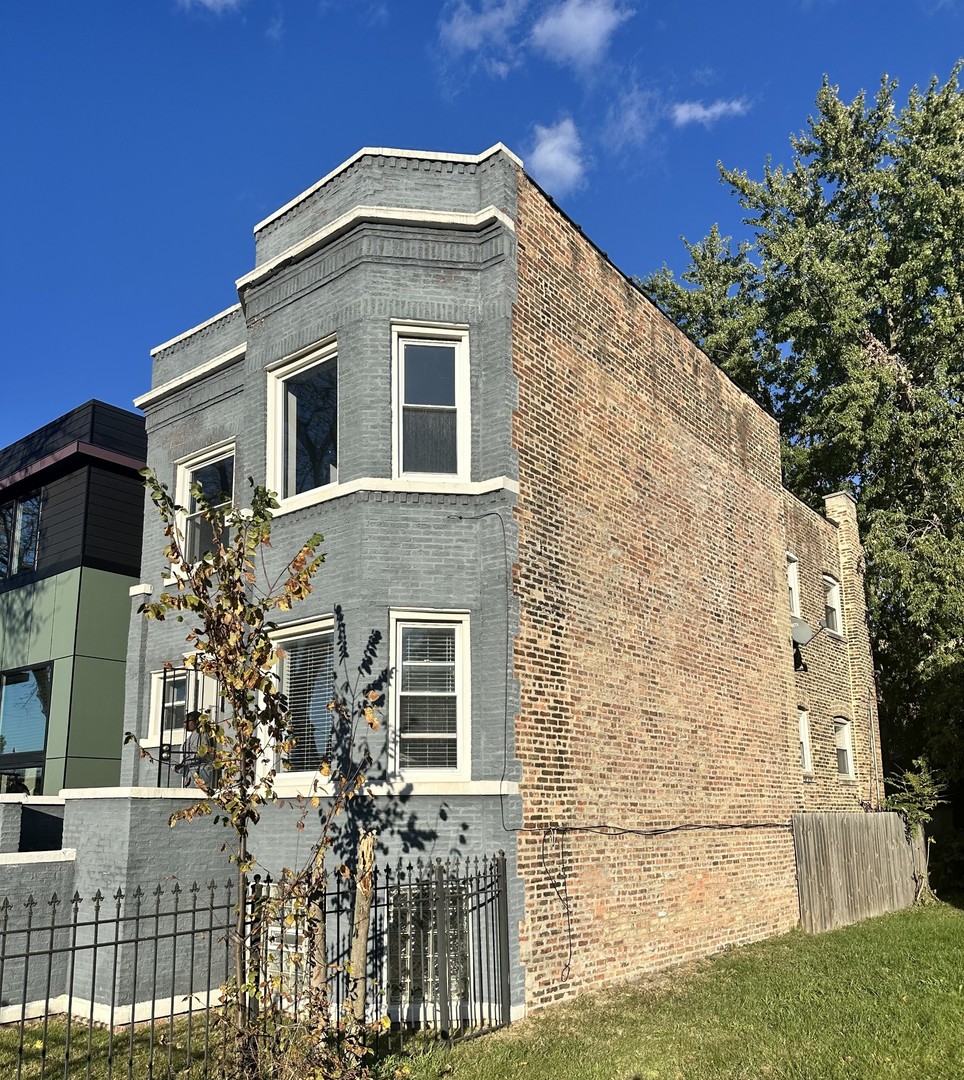6321 South Champlain Avenue Chicago, IL 60637 - Photo 3 of 14 a front view of a house with a yard