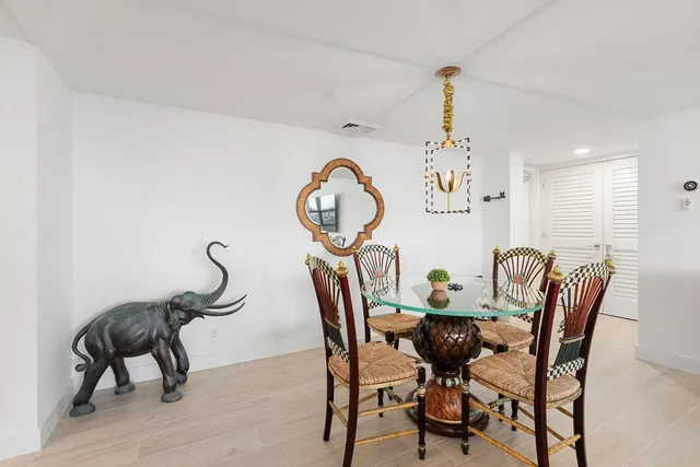 a en suite bathroom with a sink and a mirror