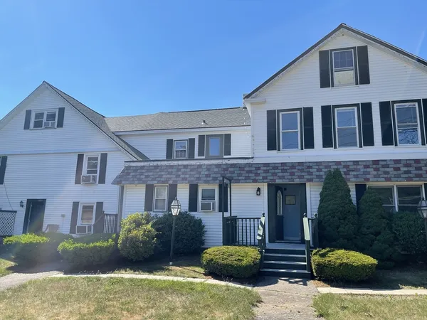 $2,100 | 4 West Street, Unit 2, Wrentham, MA 02093