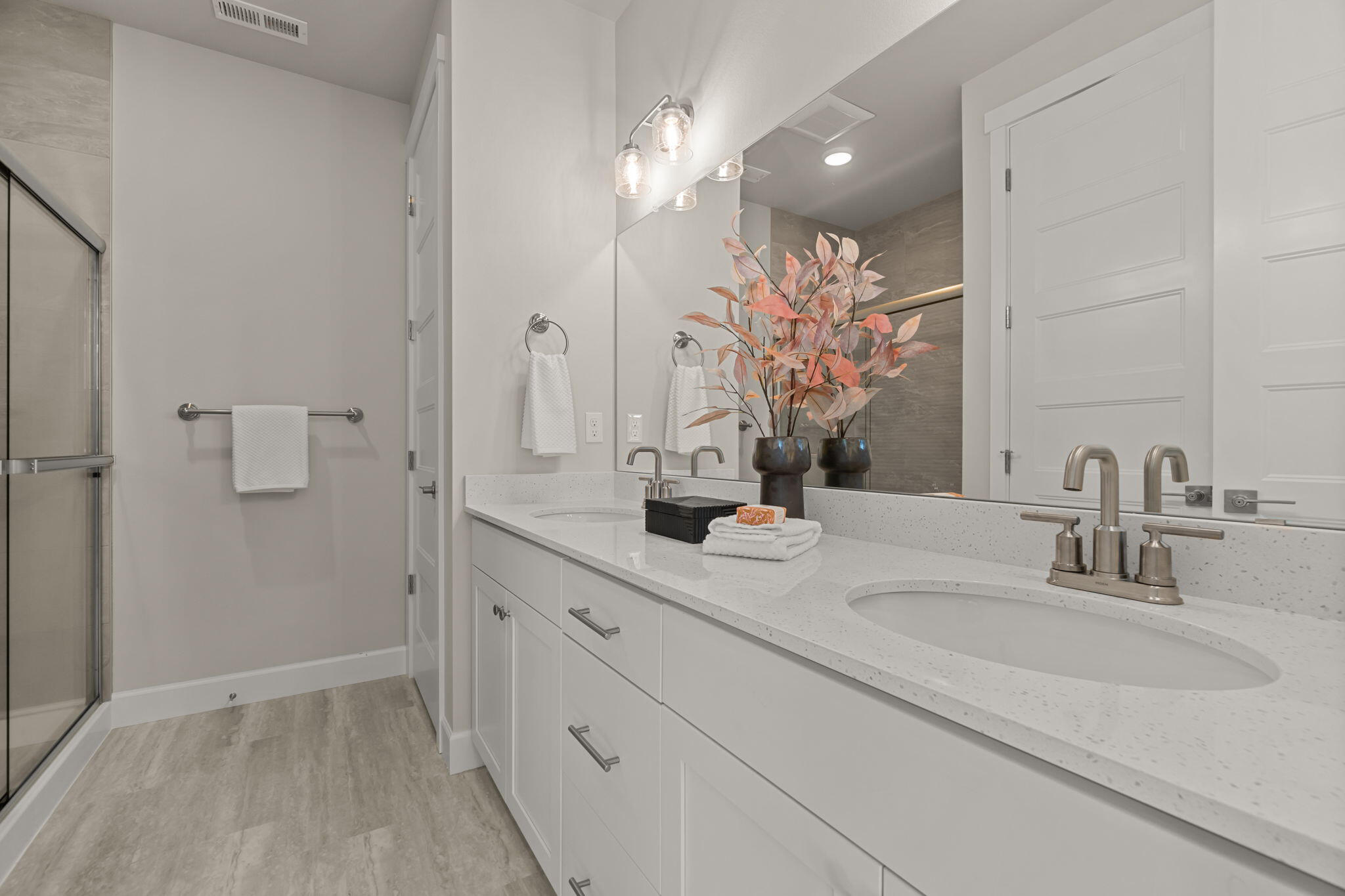 2871 Northeast Wells Acres Road, Unit 14 Bend, OR 97701 - Photo 16 of 26 Primary Suite bath