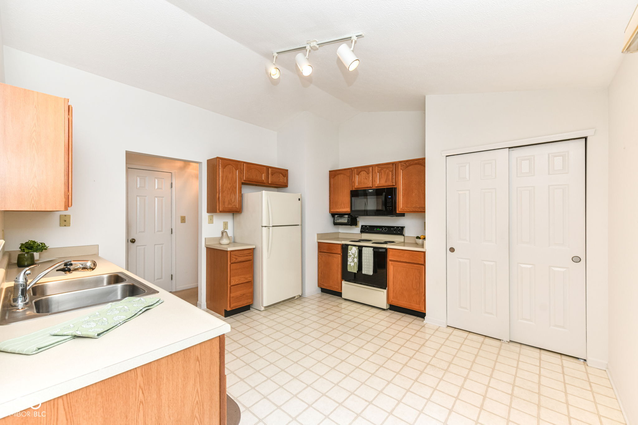 9237 Crossing Drive Fishers, IN 46037 - Photo 5 of 16 Gallery Image 5