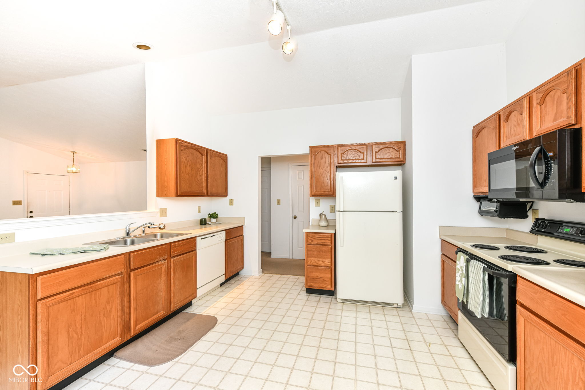 9237 Crossing Drive Fishers, IN 46037 - Photo 6 of 16 Gallery Image 6