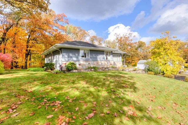 a view of a house with a yard