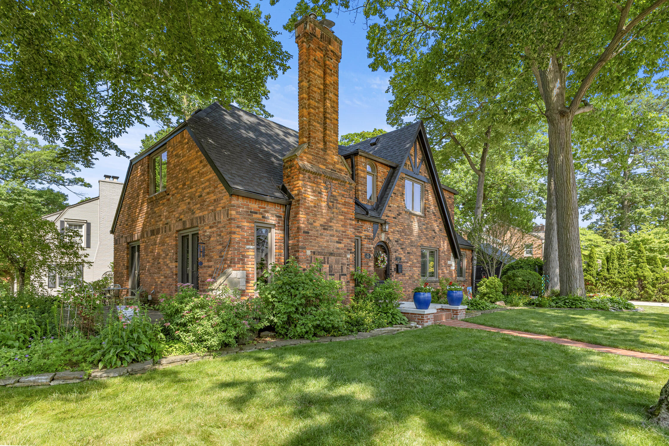440 Meridan Street Dearborn, MI 48124 - Photo 2 of 46 02