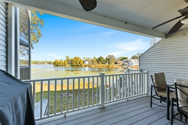 a view of an house with backyard and garden
