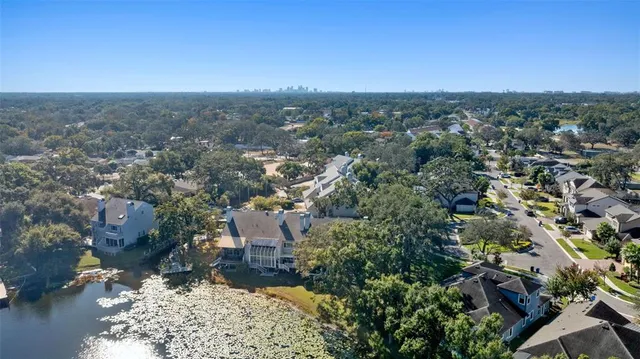 a view of a yard of the house