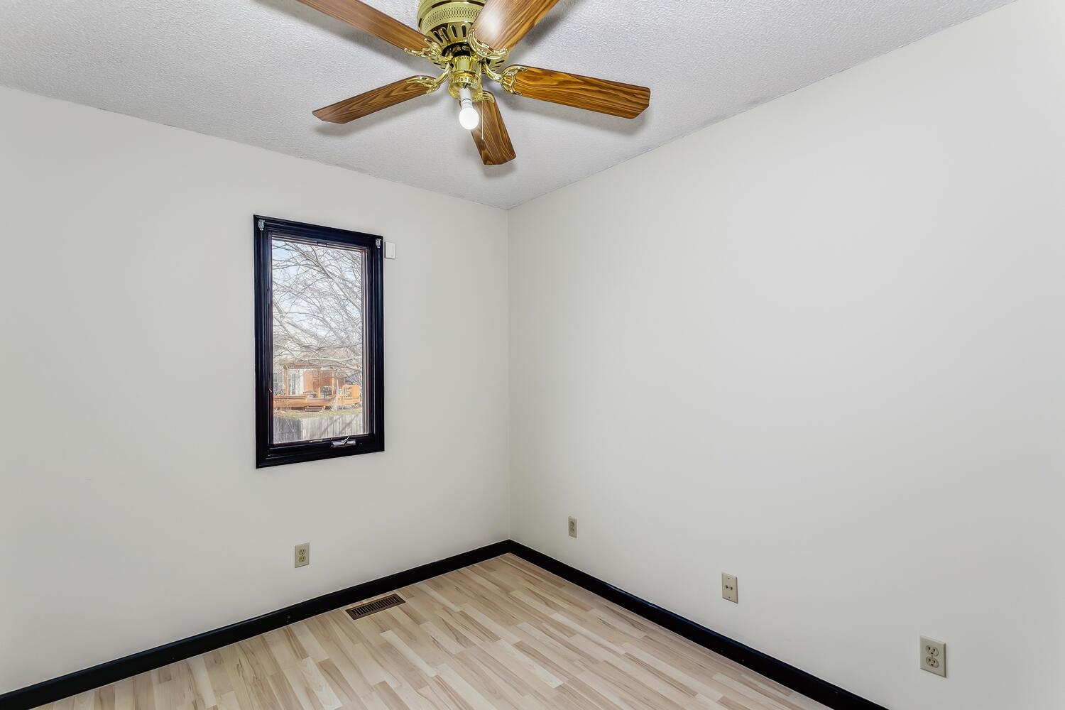 422 South Limuel Street Wichita, KS 67235 - Photo 14 of 26