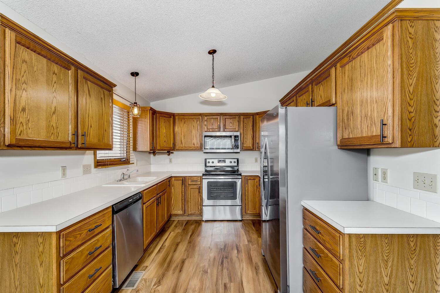 422 South Limuel Street Wichita, KS 67235 - Photo 7 of 26