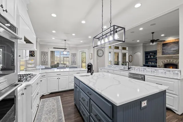 a black and white photo of a picture of floor plan