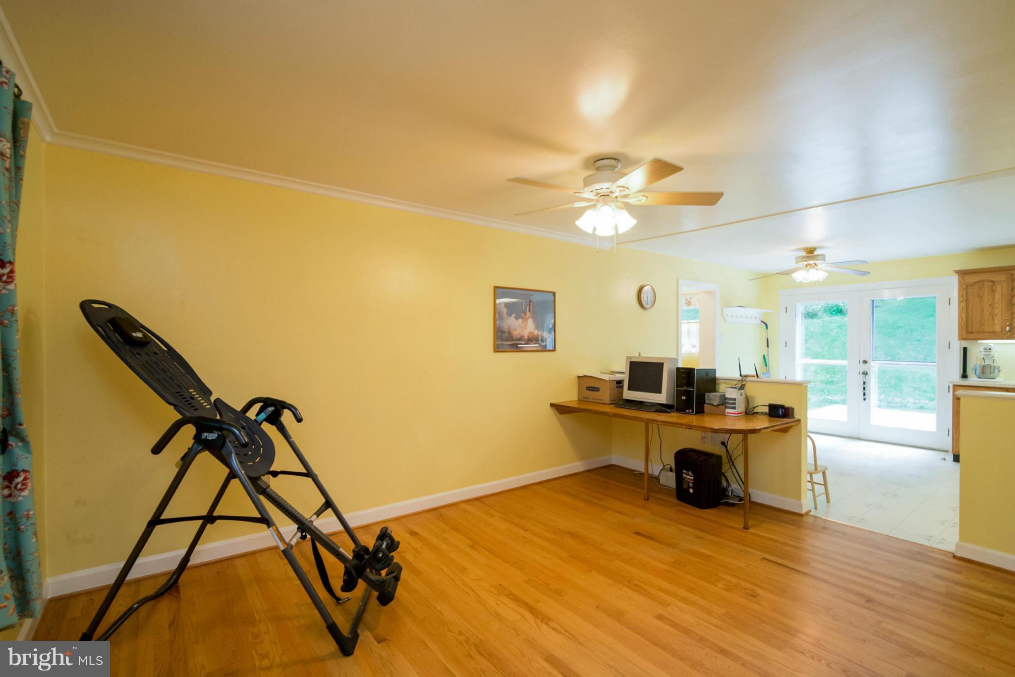 4011 Mills Road Sharpsburg, MD 21782 - Photo 5 of 30 Living Room