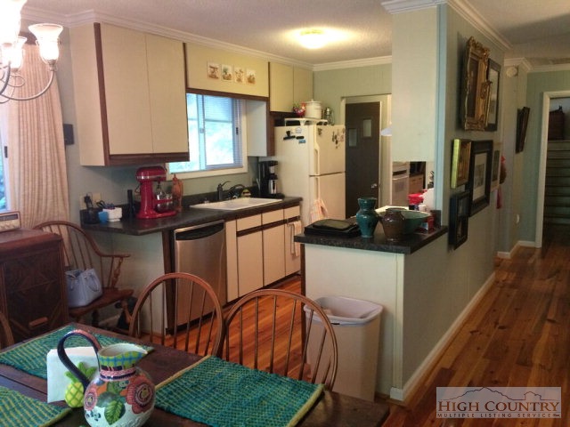 240 Rhododendron Loop Newland, NC 28657 - Photo 4 of 11 Gallery Image 4