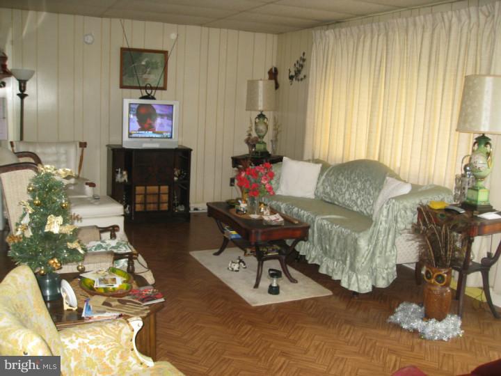 1498 Pitman Downer Road Williamstown, NJ 08094 - Photo 5 of 15 Living Room