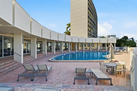 $646,000 | 122 Lakeshore Drive, Unit 433, North Palm Beach, FL 33408