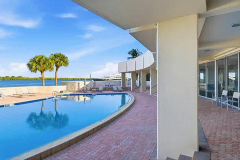 $646,000 | 122 Lakeshore Drive, Unit 433, North Palm Beach, FL 33408