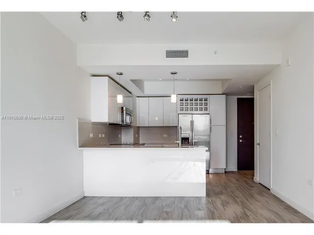 $3,300 | 999 Southwest 1st Avenue, Unit 3210, Miami, FL 33130