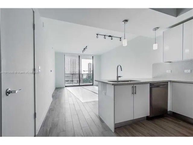 $3,300 | 999 Southwest 1st Avenue, Unit 3210, Miami, FL 33130