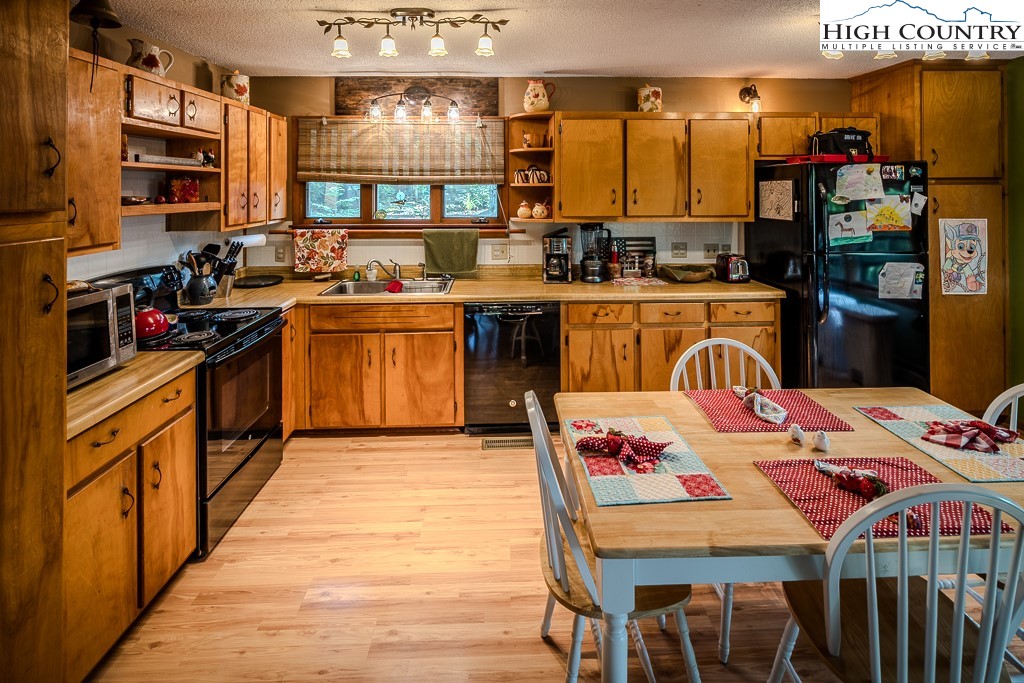 190 Spruce Pine Road Newland, NC 28657 - Photo 11 of 44