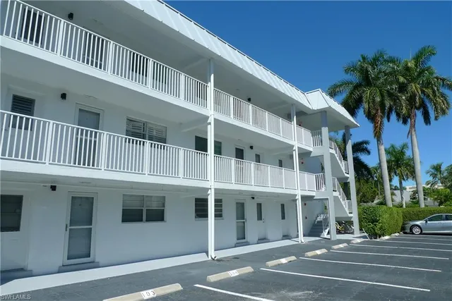 $4,000 | 72 7th Street South, Unit 203, Naples, FL 34102
