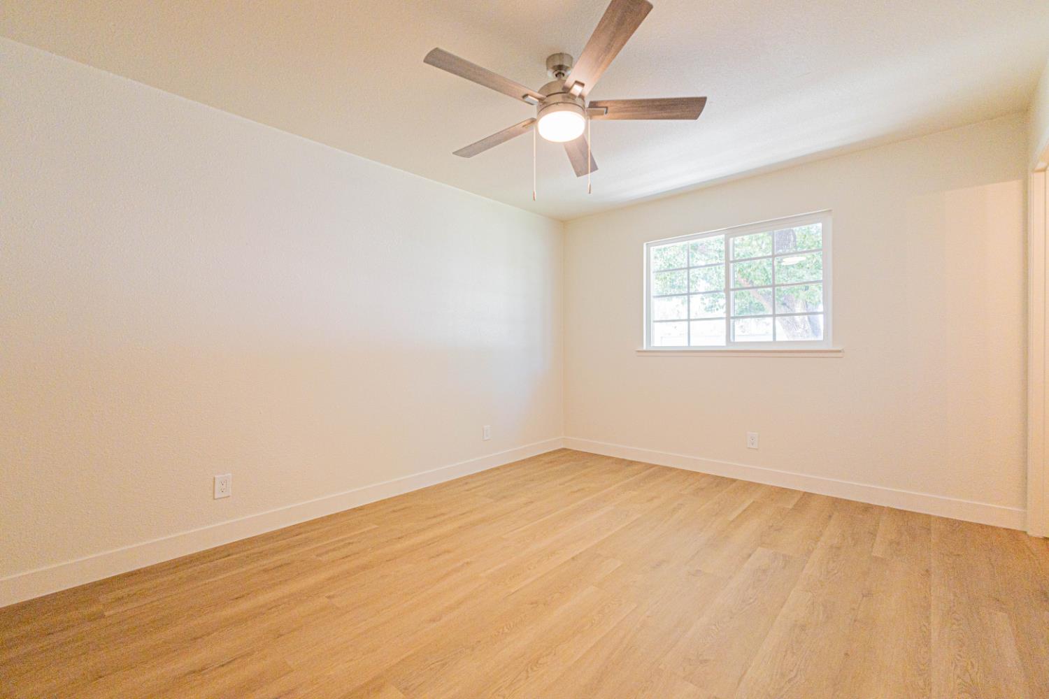 17925 Rodeo Drive Madera, CA 93638 - Photo 18 of 26 an empty room with windows and ceiling fan
