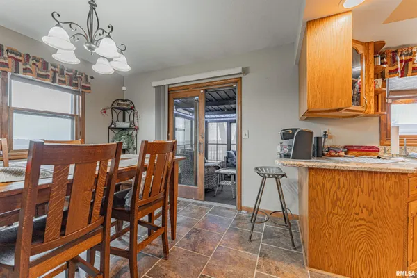 $325,000 | 1301 1411 Avenue, Lincoln, IL 62656