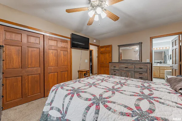 $325,000 | 1301 1411 Avenue, Lincoln, IL 62656