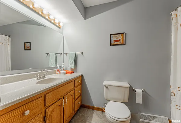 $325,000 | 1301 1411 Avenue, Lincoln, IL 62656